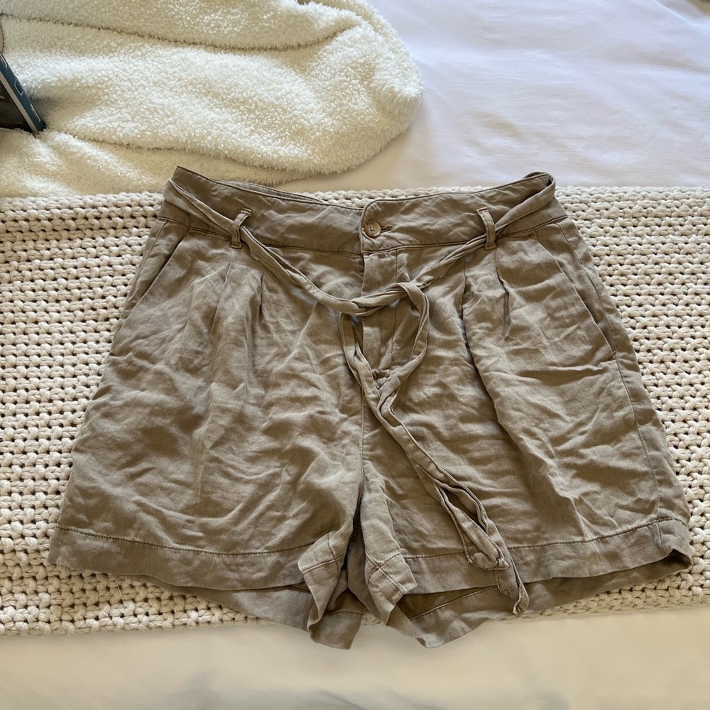 Faherty Women's Tan Pleated Shorts